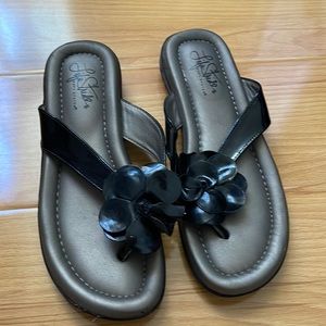 LIFESTRIDE Soft System Patent Thong Sandals